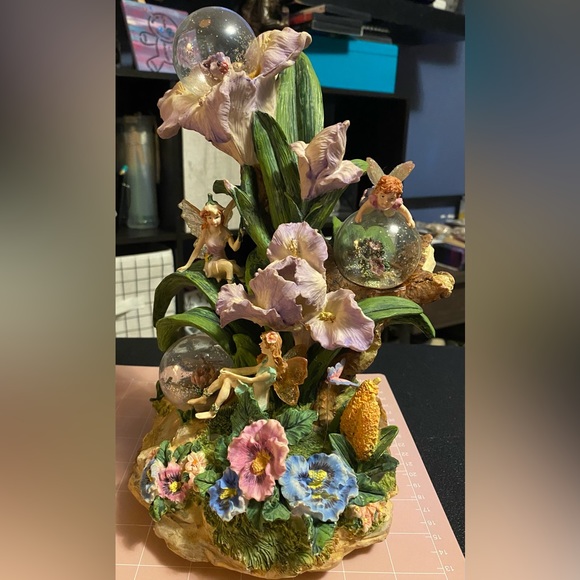 Classic Treasures. Musical, Fairy Sculpture with 3 Mini Water Globes. - Picture 3 of 3